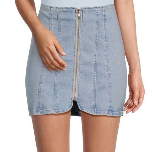 NWT Free People Layla Denim Miniskirt in Starwash Size S - Picture 2 of 6